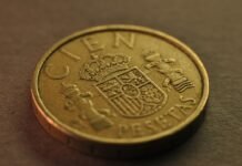El poder adquisitivo en España: cuando trabajar más no significa ganar mejor A close up of a coin on a table