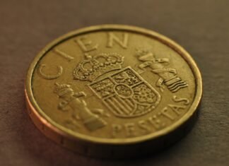 El poder adquisitivo en España: cuando trabajar más no significa ganar mejor A close up of a coin on a table