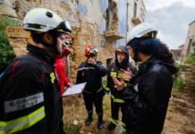 Bomberos Voluntarios en Catalunya: Los Guardianes del Fuego que Piden Reconocimiento Oficial group of people wearing white helmet