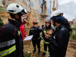 Bomberos Voluntarios en Catalunya: Los Guardianes del Fuego que Piden Reconocimiento Oficial group of people wearing white helmet