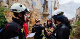 Bomberos Voluntarios en Catalunya: Los Guardianes del Fuego que Piden Reconocimiento Oficial group of people wearing white helmet