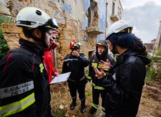 Bomberos Voluntarios en Catalunya: Los Guardianes del Fuego que Piden Reconocimiento Oficial group of people wearing white helmet
