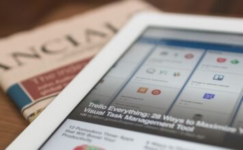 El dilema de la marca España: gran reputación global, pero el ‘Made in Spain’ aún no conquista al mundo white tablet computer on top of newspaper