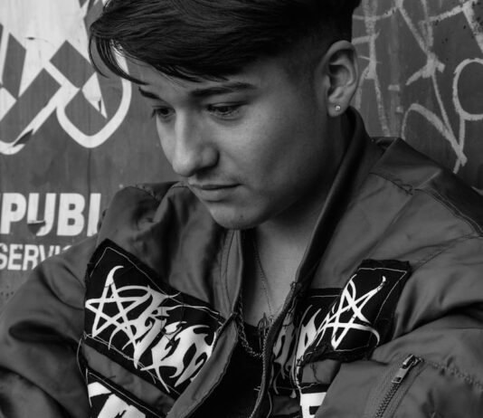 Mariano Carmona renueva con el Córdoba CF hasta 2029 y da el salto al Eldense en busca de protagonismo a young man in a leather jacket leaning against a wall