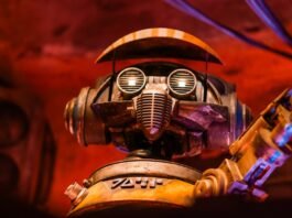 Arte en peligro: el robo de esculturas en galerías revela las vulnerabilidades del mercado artístico urbano a man in a gas mask holding a gun
