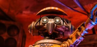 Arte en peligro: el robo de esculturas en galerías revela las vulnerabilidades del mercado artístico urbano a man in a gas mask holding a gun