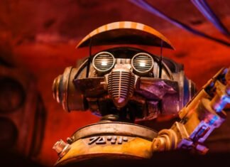 Arte en peligro: el robo de esculturas en galerías revela las vulnerabilidades del mercado artístico urbano a man in a gas mask holding a gun