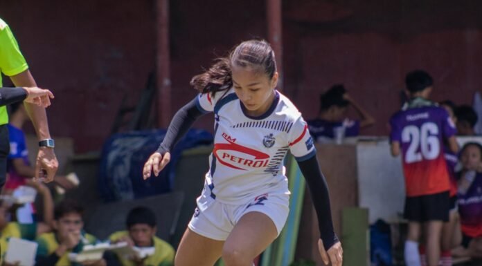 Dani Olmo: El jugador que convirtió la duda ajena en su mayor fortaleza a young girl kicking a soccer ball on a field