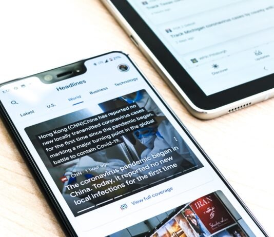La soberanía tecnológica europea: por qué las empresas españolas miran hacia casa para competir en el mundo silver iphone 6 on brown wooden table
