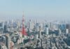 Tokio: La Capital Mundial de la Arquitectura de Vanguardia y Por Qué Concentra el Mayor Número de Obras Pritzker red and white tower in the city during daytime