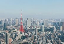 Tokio: La Capital Mundial de la Arquitectura de Vanguardia y Por Qué Concentra el Mayor Número de Obras Pritzker red and white tower in the city during daytime