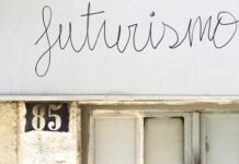 Intrusismo en psicología: cuando los límites profesionales se difuminan en torno a casos de alto perfil The word futurismo written on a wall above a window.