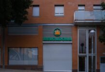 La Jerarquía de Necesidades de Maslow como Brújula de Inversión en la Bolsa Europea: Una Estrategia para Tiempos Turbulentos Mercadona supermarket storefront with orange brick building.