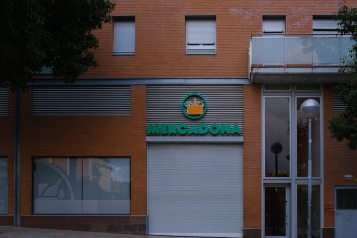Mercadona supermarket storefront with orange brick building.
