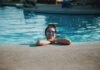 Vigilantes en la piscina: cuando la higiene colectiva requiere supervisión profesional en espacios privados de élite woman wearing sunglasses on swimming pool during daytime