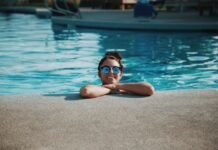 Vigilantes en la piscina: cuando la higiene colectiva requiere supervisión profesional en espacios privados de élite woman wearing sunglasses on swimming pool during daytime