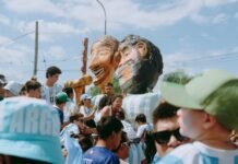 Argentina campeona del mundo: Supervivencia y carácter en el camino hacia los cuartos de final a large group of people standing around a float