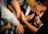 Ayuda Internacional: ¿Solidaridad Global o Dinero Mal Gestionado? El Debate que Nadie Quiere Tener a group of people holding hands