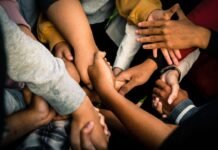 Ayuda Internacional: ¿Solidaridad Global o Dinero Mal Gestionado? El Debate que Nadie Quiere Tener a group of people holding hands