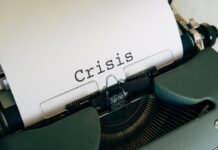 Crisis en las prisiones españolas: el tráfico de drones y el colapso del sistema penitenciario white and black braille machine