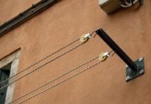 Las tensiones climáticas dentro de la coalición PP-Vox: cuando los socios de gobierno no comparten agenda medioambiental Clotheslines are on a terracotta wall.