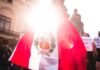 Estado Garante vs. Estado Gestor: El Debate que Redefine los Servicios Públicos del Siglo XXI man in red and white shirt