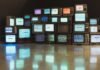 El ingenio televisivo como arma: cuando un rótulo se convierte en viral y refleja el pulso del fútbol europeo black plastic frame on brown wooden floor