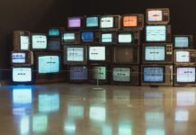 El ingenio televisivo como arma: cuando un rótulo se convierte en viral y refleja el pulso del fútbol europeo black plastic frame on brown wooden floor