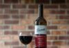 La barrica de vino en transformación: cuando el roble cede protagonismo al terroir A bottle of wine and a glass on a table