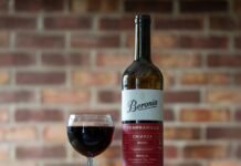 La barrica de vino en transformación: cuando el roble cede protagonismo al terroir A bottle of wine and a glass on a table