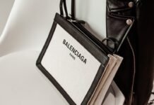 Astilleros Balenciaga: El Renacimiento Industrial de Zumaia y el Futuro de la Construcción Naval Vasca black and white leather bag