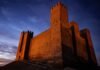 El Castillo de Salobreña: Una Fortaleza Medieval que Conquista con sus Vistas entre Sierra Nevada y el Continente Africano a tall brick building sitting on top of a hill
