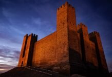 El Castillo de Salobreña: Una Fortaleza Medieval que Conquista con sus Vistas entre Sierra Nevada y el Continente Africano a tall brick building sitting on top of a hill