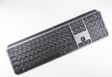 Logitech G512 X 98: El teclado compacto que redefine los estándares del gaming competitivo a black keyboard with a white background