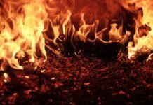 Bola de Fuego Sobre España: El Fenómeno Celeste que Desafió las Explicaciones Científicas red flame
