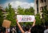 Tecnología contra el acoso: Cómo las aplicaciones de rastreo en tiempo real están revolucionando la protección de víctimas man holding signage displaying estado asesino text