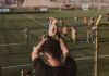 Arte sin barreras: cómo los talleres culturales transforman la vida de las personas mayores a group of people standing on top of a soccer field
