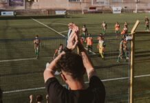 Arte sin barreras: cómo los talleres culturales transforman la vida de las personas mayores a group of people standing on top of a soccer field