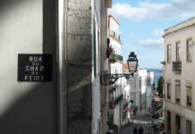 El fenómeno chino que está redefiniendo el mercado del automóvil: lujo europeo a precio de utilitario a narrow street with a sign on the side of it
