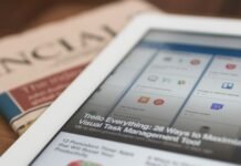 Plan Auto+: La revolución del coche eléctrico europeo llega con ayudas de hasta 4.500 euros white tablet computer on top of newspaper