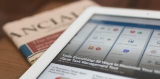 Plan Auto+: La revolución del coche eléctrico europeo llega con ayudas de hasta 4.500 euros white tablet computer on top of newspaper