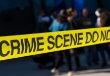 Los Rs: La célula criminal del CJNG que operaba en las sombras de Michoacán y Jalisco a group of people standing next to a yellow police line