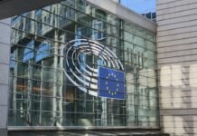 Europa en Tensión: El Debate sobre Fronteras y Migración que Divide al Continente glass walled building during daytime