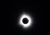 Eclipse Total de Sol 2026: Cómo Este Fenómeno Astronómico Podría Transformar tu Vida Emocional y Sentimental a solar eclipse is seen in the dark sky