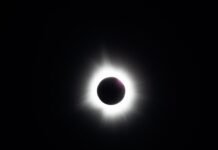 Eclipse Total de Sol 2026: Cómo Este Fenómeno Astronómico Podría Transformar tu Vida Emocional y Sentimental a solar eclipse is seen in the dark sky