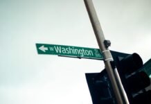 El eje Washington-Rabat: Cómo la alianza estratégica entre EEUU y Marruecos redefine el equilibrio en el norte de África green and white street sign