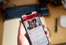 Desarticulada una de las mayores redes de tráfico humano del Mediterráneo: la operación que conectaba drogas, inmigración ilegal y crimen organizado transnacional a person holding a cell phone in their hand