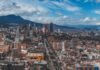Colombia inaugura una nueva era: Abelardo de la Espriella asume la presidencia en un acto histórico celebrado en Cali a city with mountains in the background