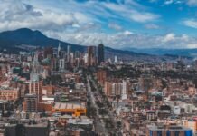 Colombia inaugura una nueva era: Abelardo de la Espriella asume la presidencia en un acto histórico celebrado en Cali a city with mountains in the background