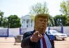 El respaldo de Trump al Sáhara Occidental marroquí: geopolítica, alianzas y el silencio de Europa man wearing Donald Trump mask standing in front of White House